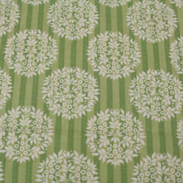 Baumwollstoff / Druckstoff Tilda Flower Ball Olive Apple Bloom